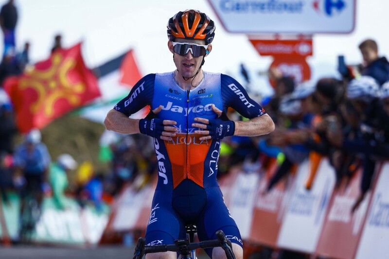 Dunbar soars to dominant second victory at La Vuelta on Picón Blanco