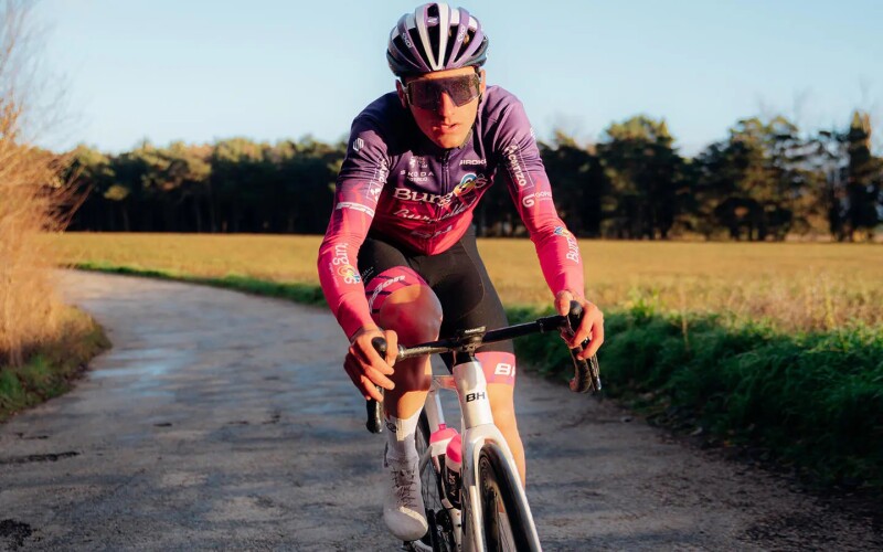A tribute to grit and perseverance: the new Burgos Burpellet BH x Siroko jersey